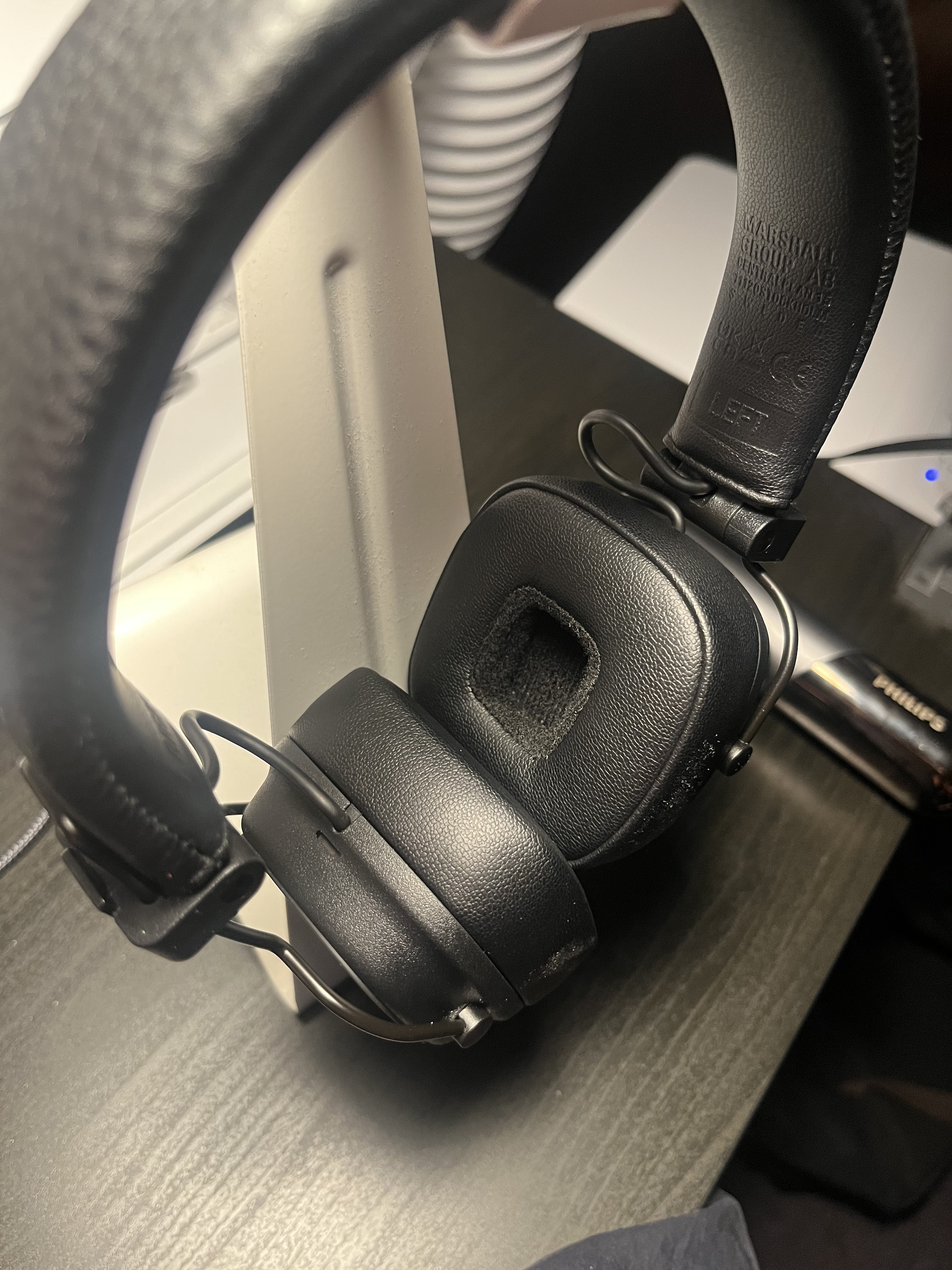 Display of the physical components of the headphones