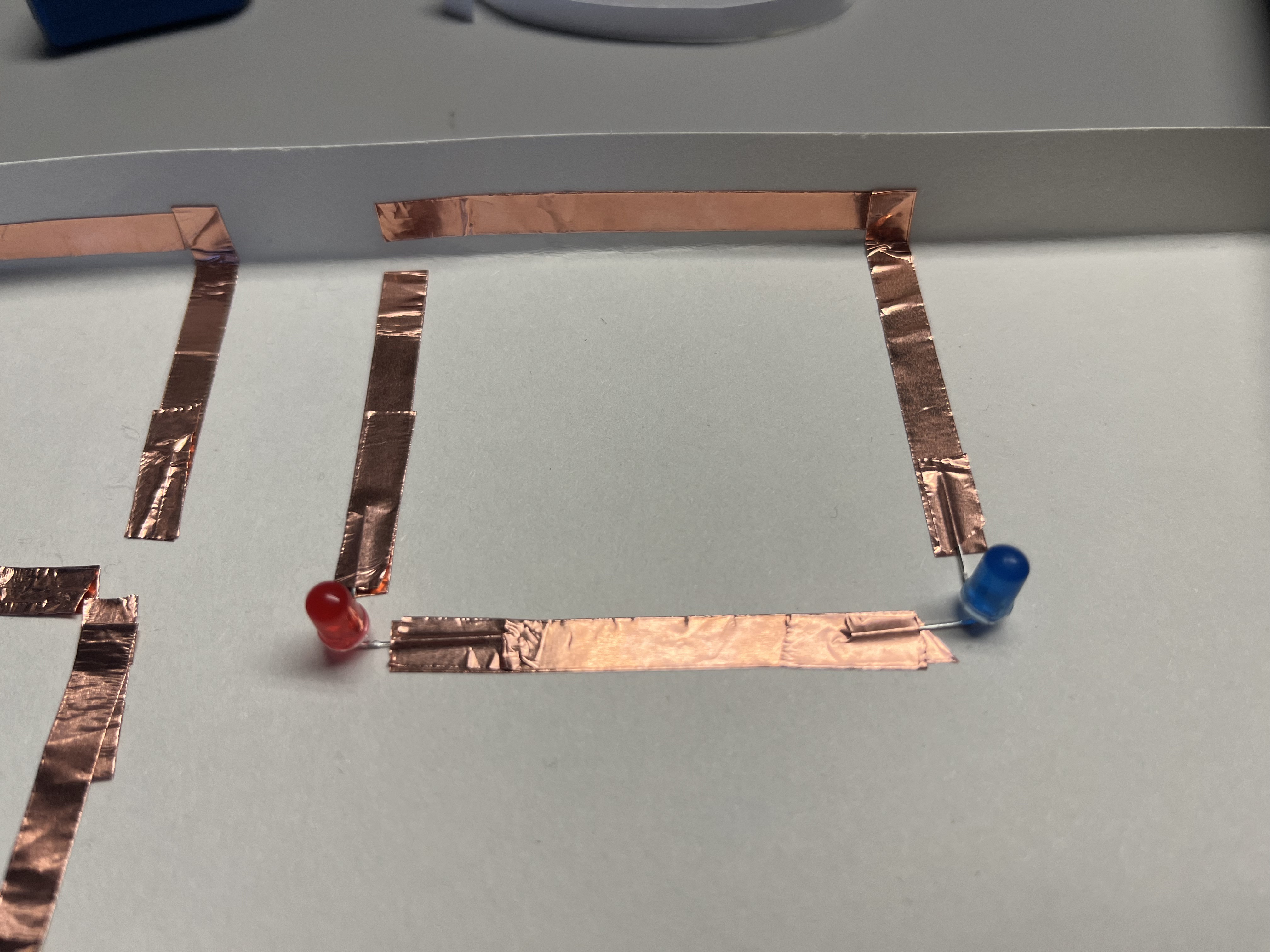 Constructing a dual-bulb series circuit structure for further experimentation.